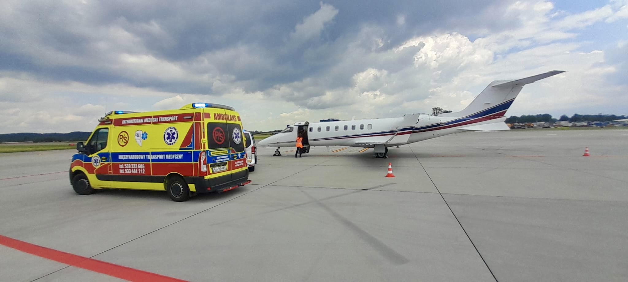 Transport sanitarny na lotnisko – do samolotu medycznego