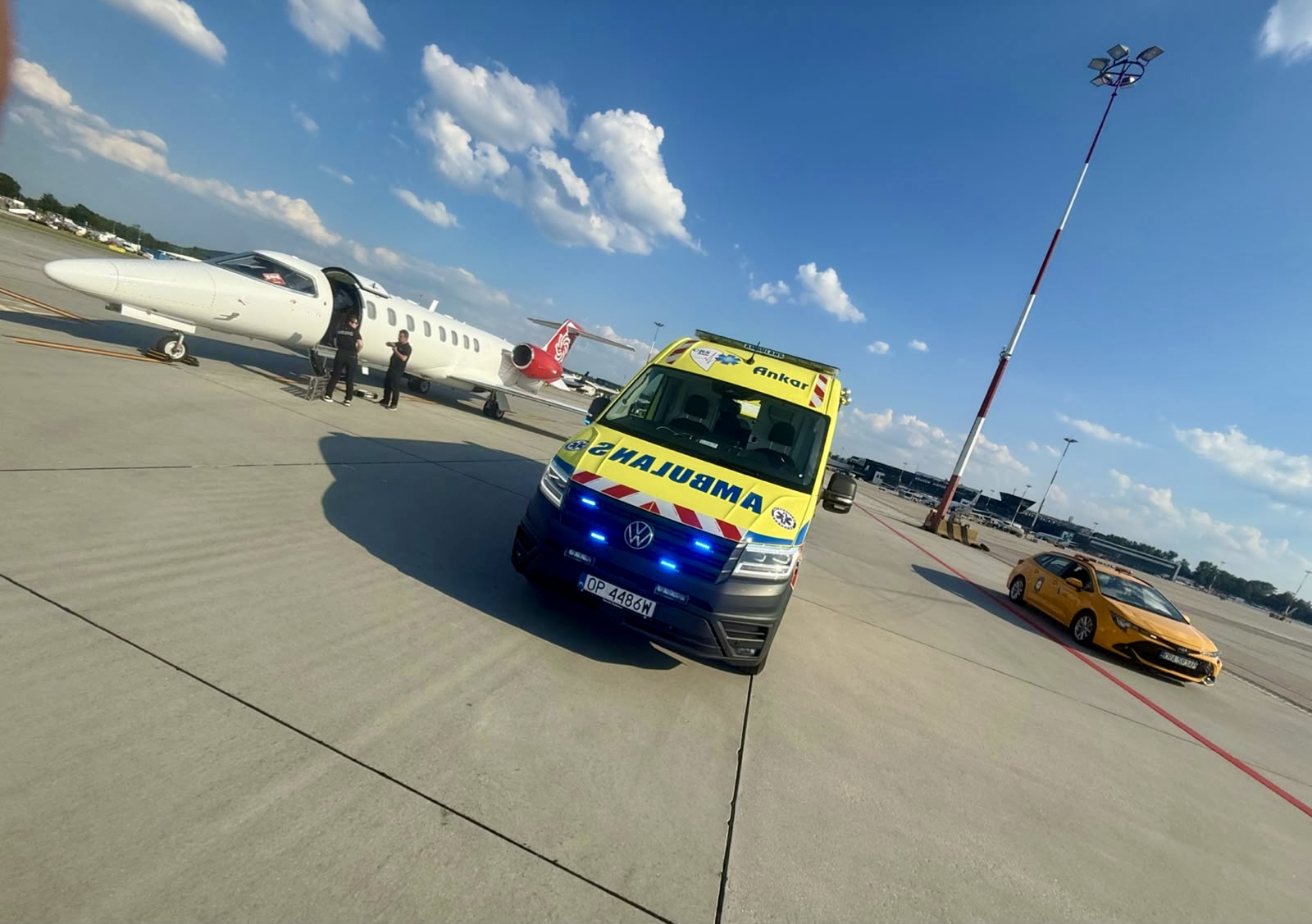 Transport sanitarny na lotnisko Kraków-Balice w koordynacji z zespołem medycznym samolotu. Własna flota, własni ratownicy ANKAR. Tel. 539 333 606.