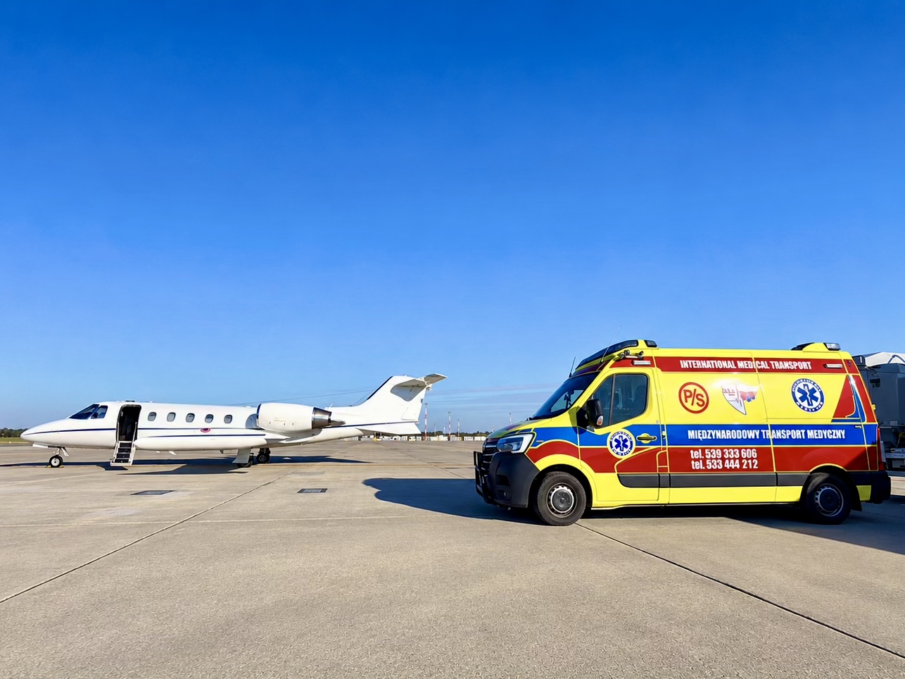 Transport pacjenta ze szpitala w Krakowie do ambulansu lotniczego – medyczna sztafeta karetka, samolot, karetka