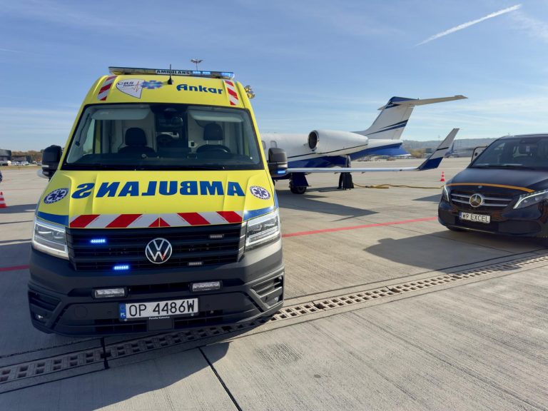 Ambulans ALS ANKAR przy samolocie sanitarnym na płycie lotniska Kraków-Balice